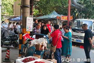 赚足了镜头！马宁世界杯时当第四官员和范加尔有说有笑？